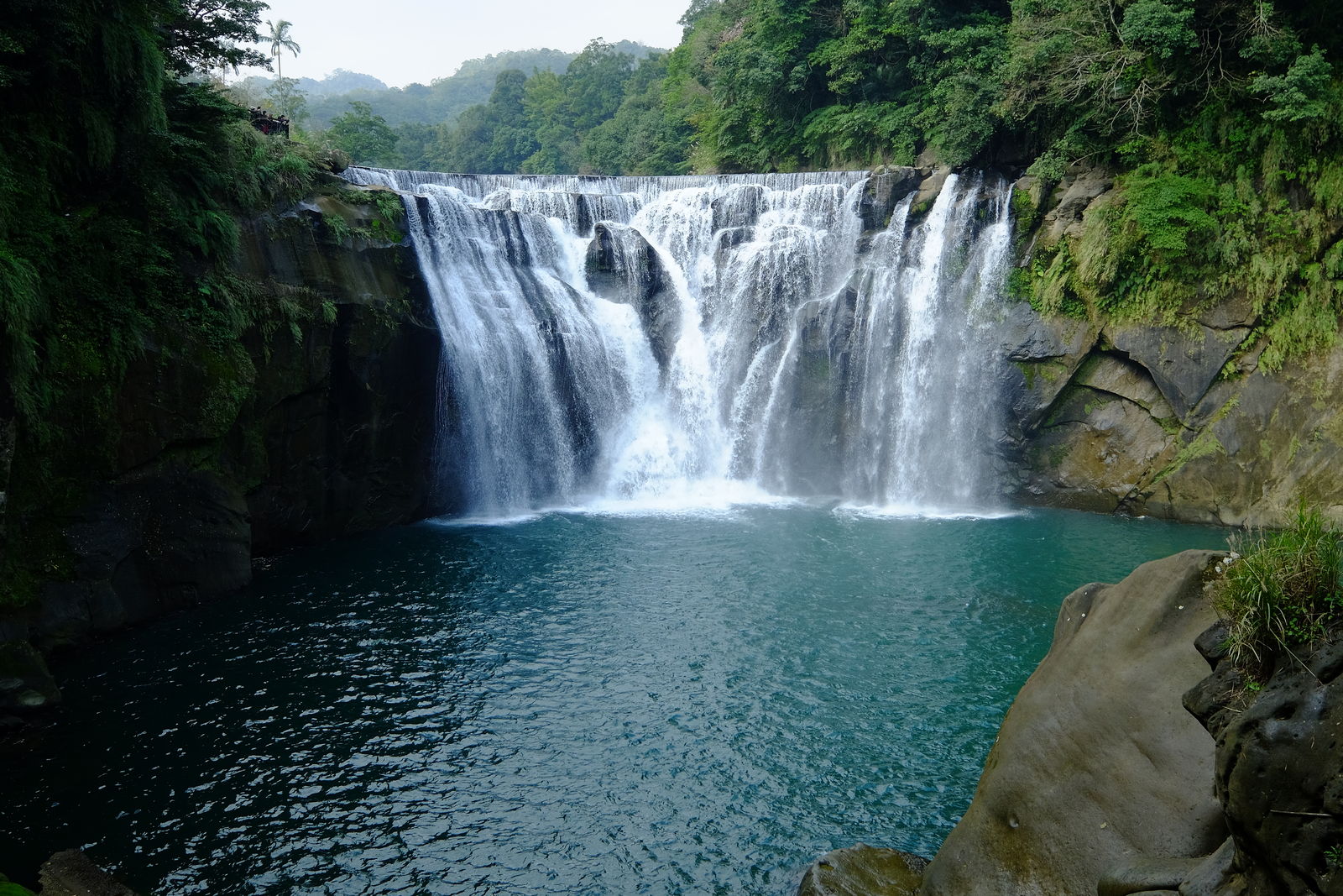 十分瀑布水幕與基隆河綠色瀑潭