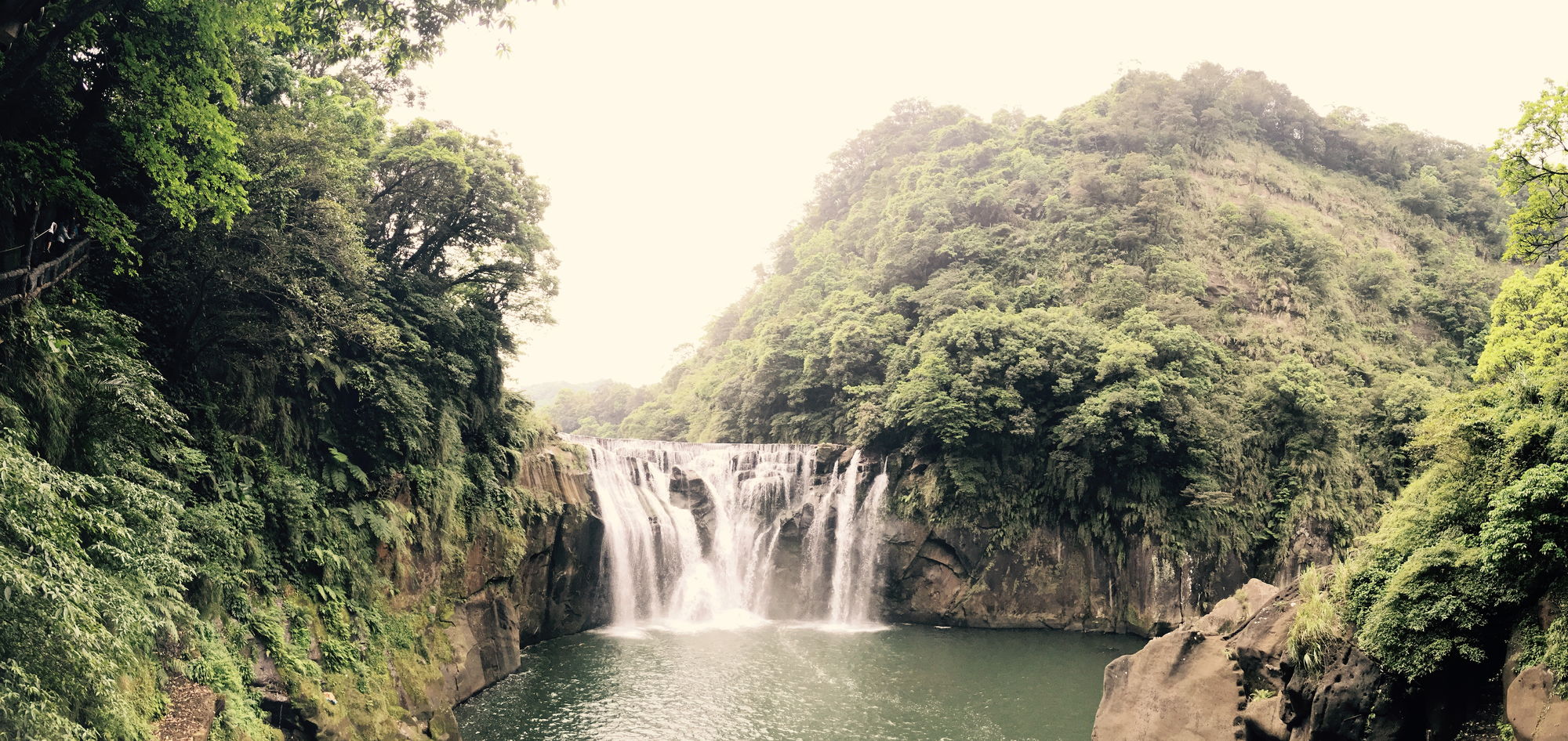 十分瀑布全景：兩岸森林與基隆河峽谷